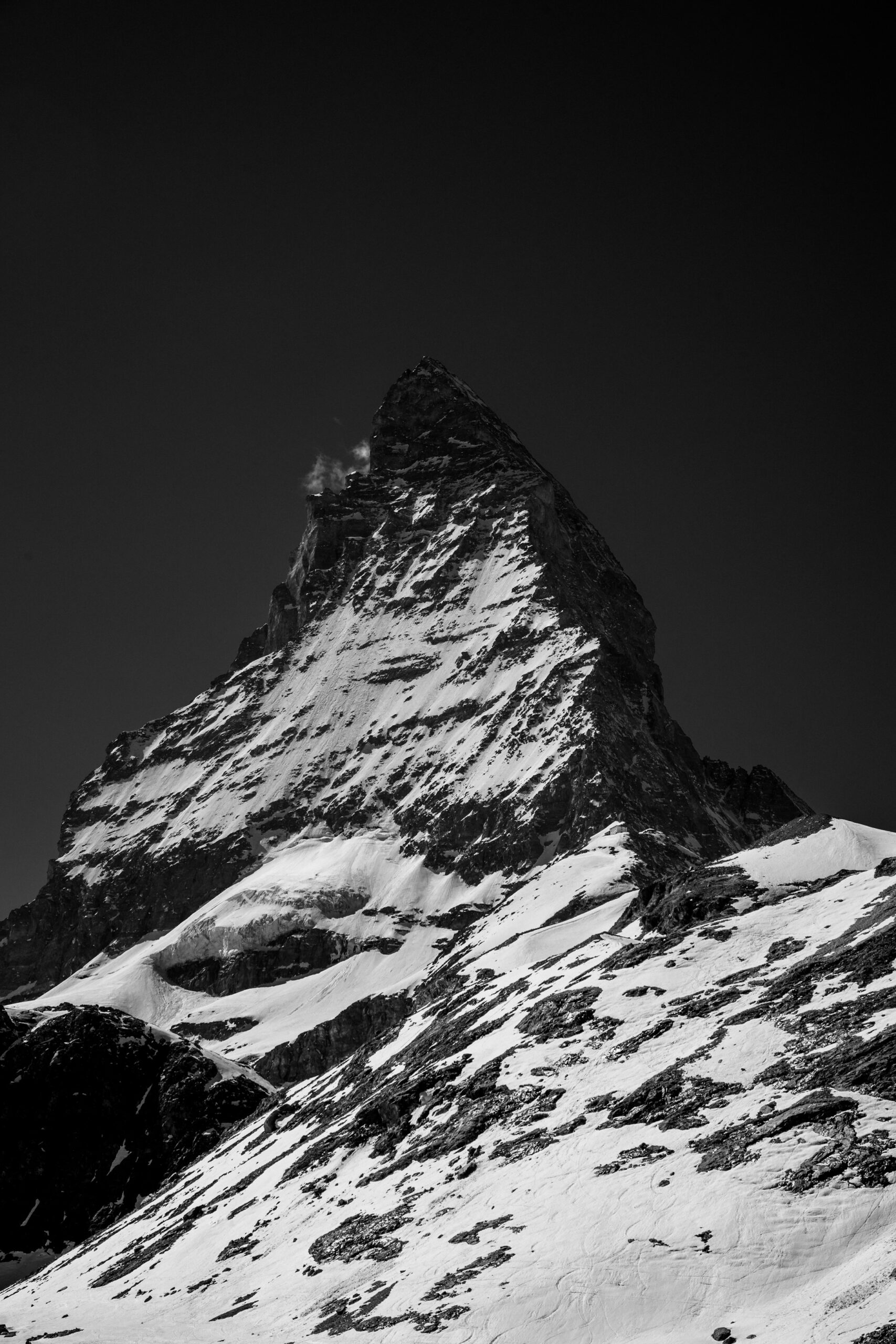 Sommet alpin enneigé en noir et blanc