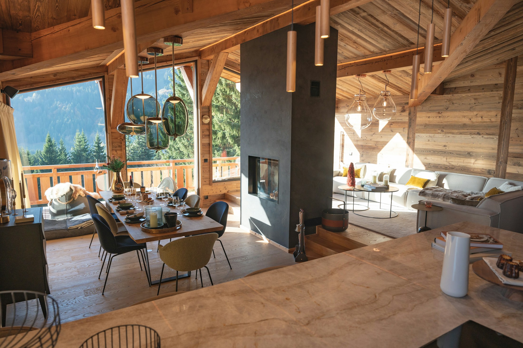 Salon de chalet de luxe avec vue sur la montagne